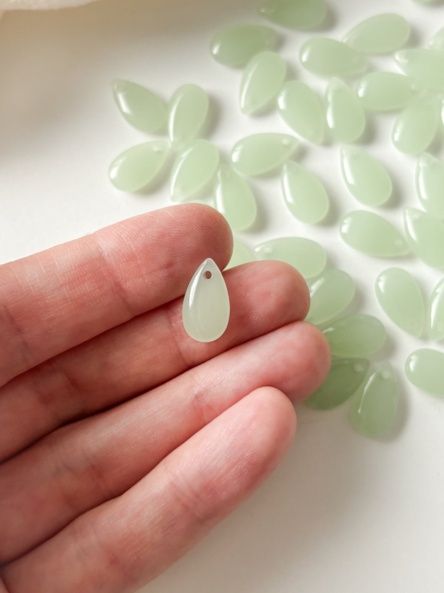 Glass pendant drop 14x8x4mm, 10 pcs