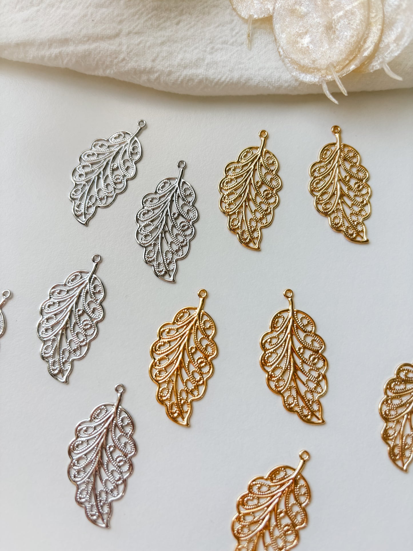 Pendant leaf 33.5x17x0.5mm, 1pc