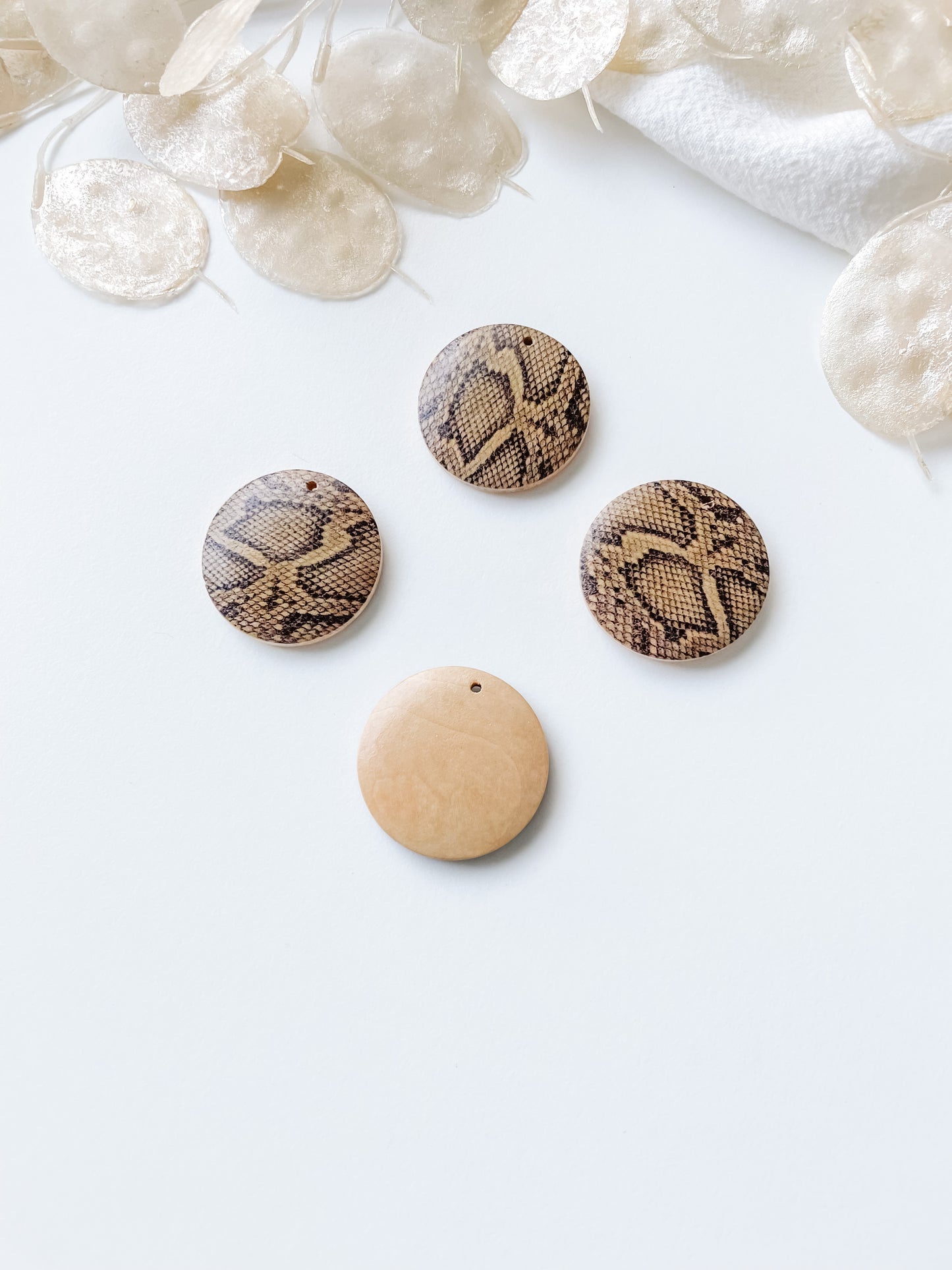 Wooden pendant circle 30x5mm, 1pc
