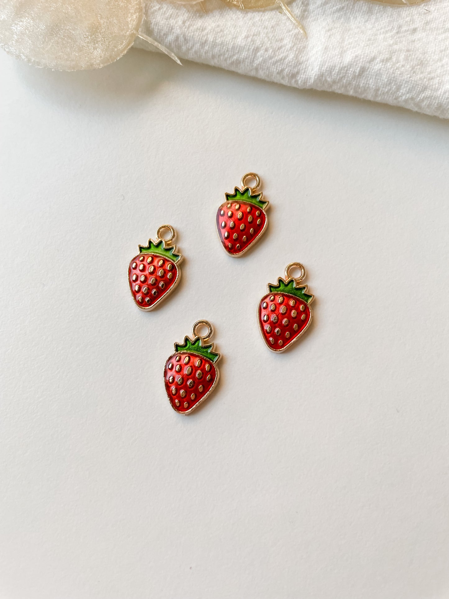 Pendant strawberry 16x10x1.5mm, 1pc