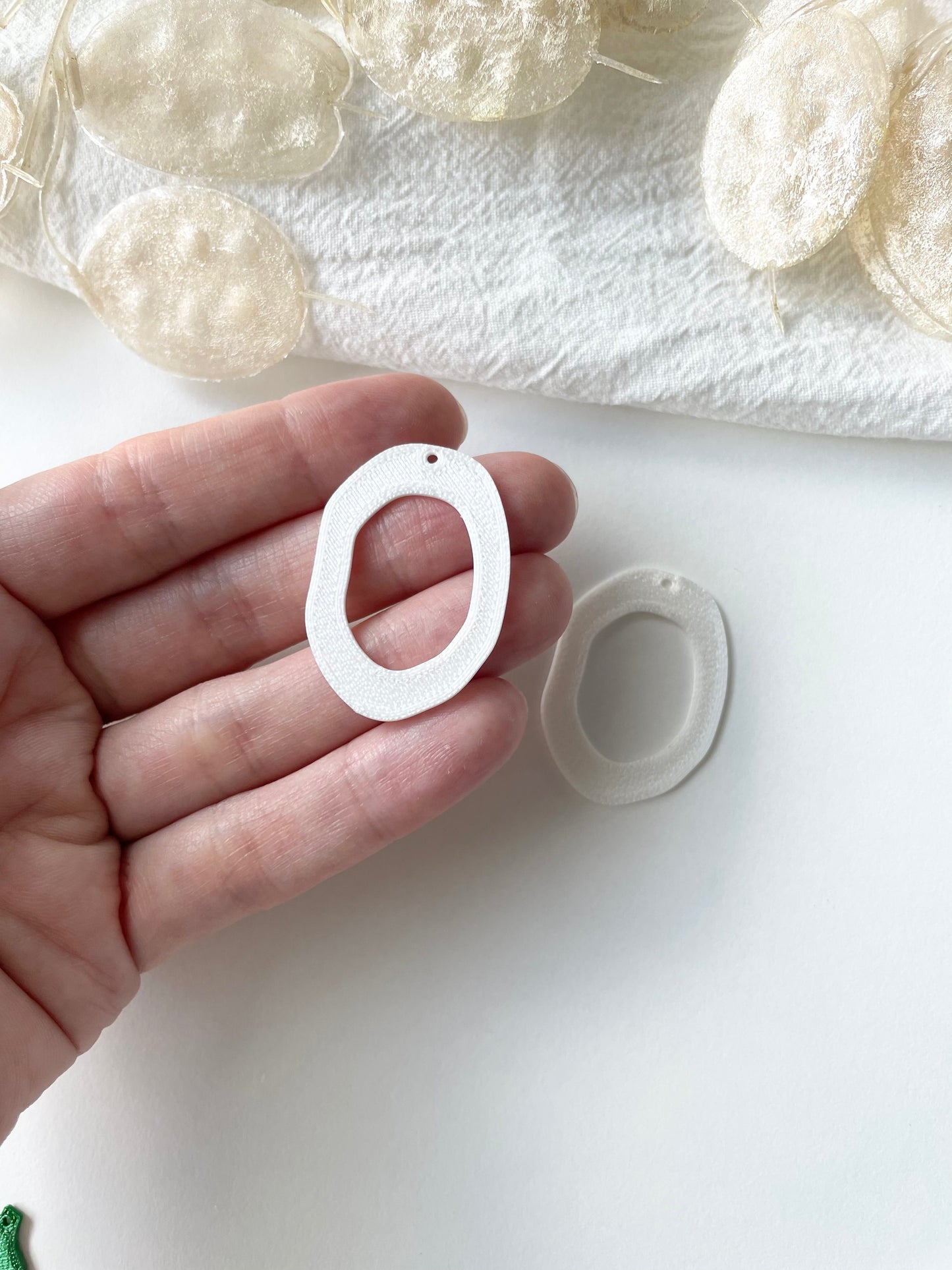 Hänge oval vit 1 par