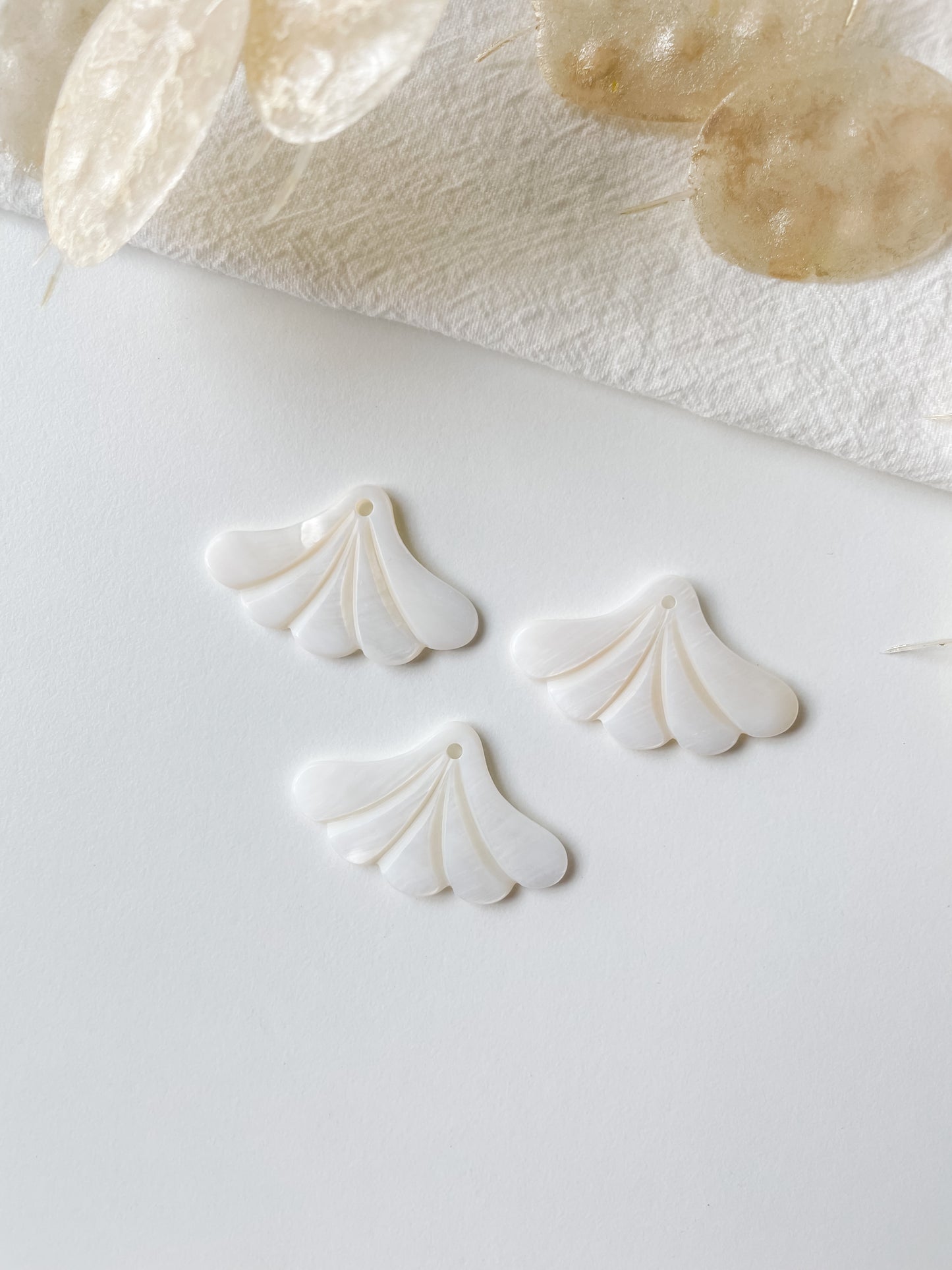 Seashell pendant 23.5x37.5x2.5mm, 1pc