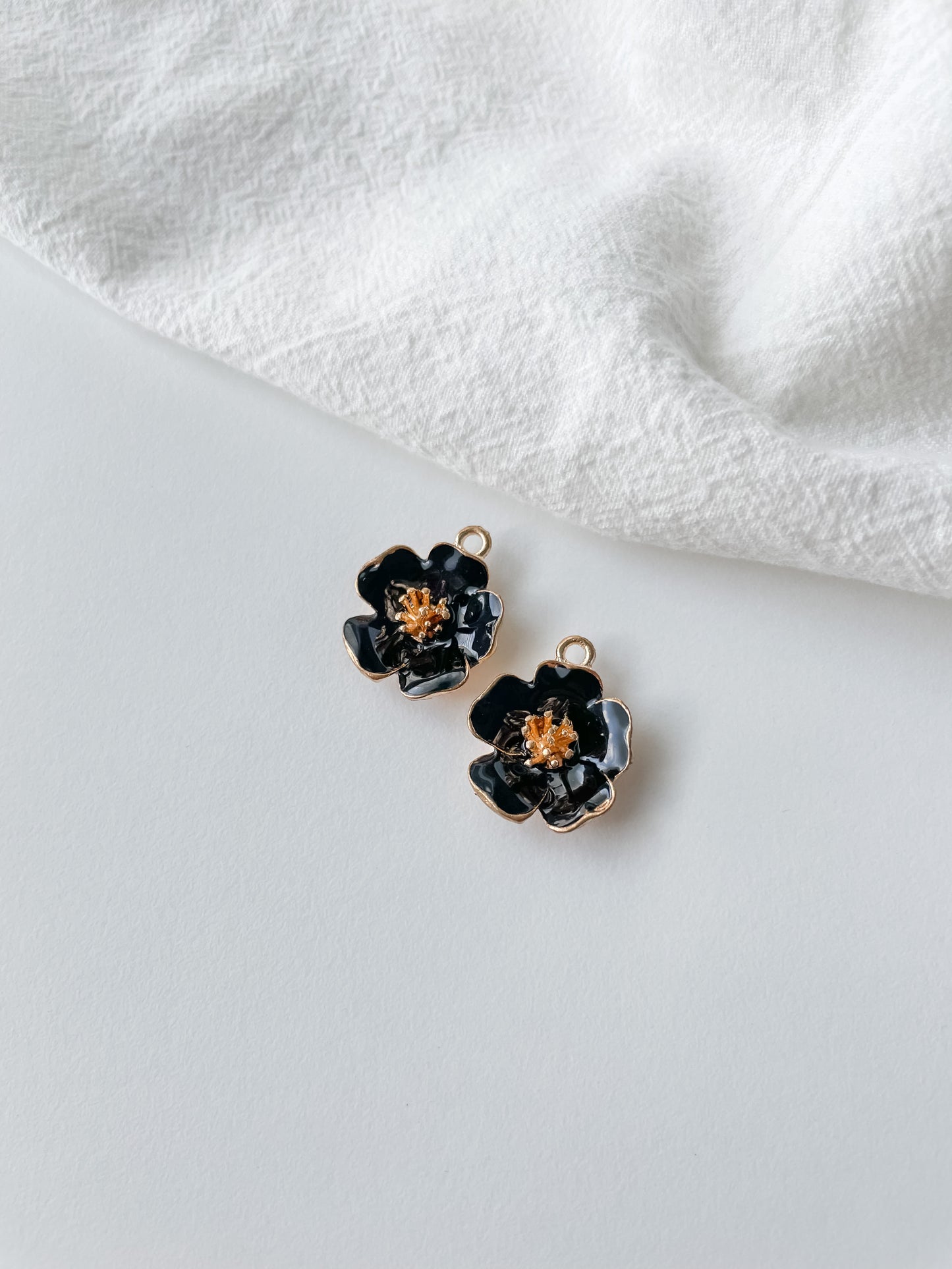 Flower pendant 23x19.5x6mm, 1pc