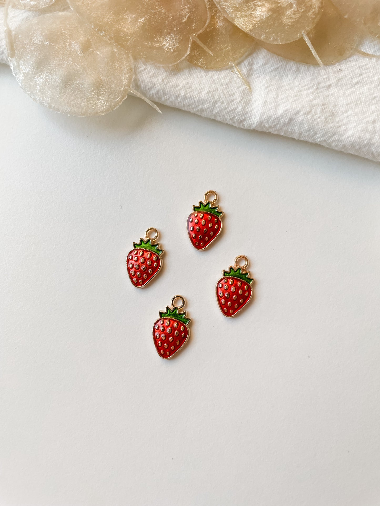 Pendant strawberry 16x10x1.5mm, 1pc