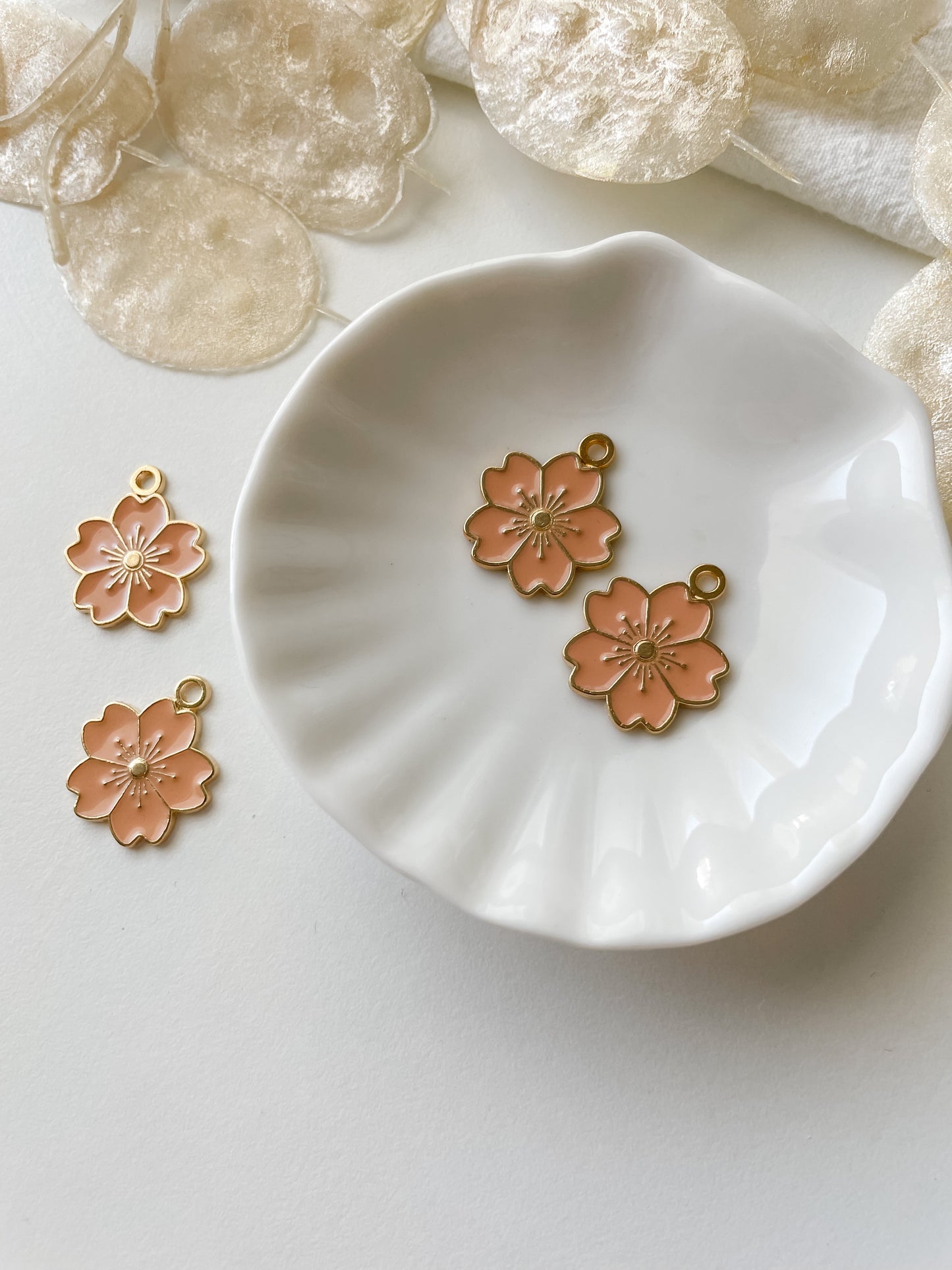 Hänge beige blomma 20,5x17,5x1,5mm, 1st