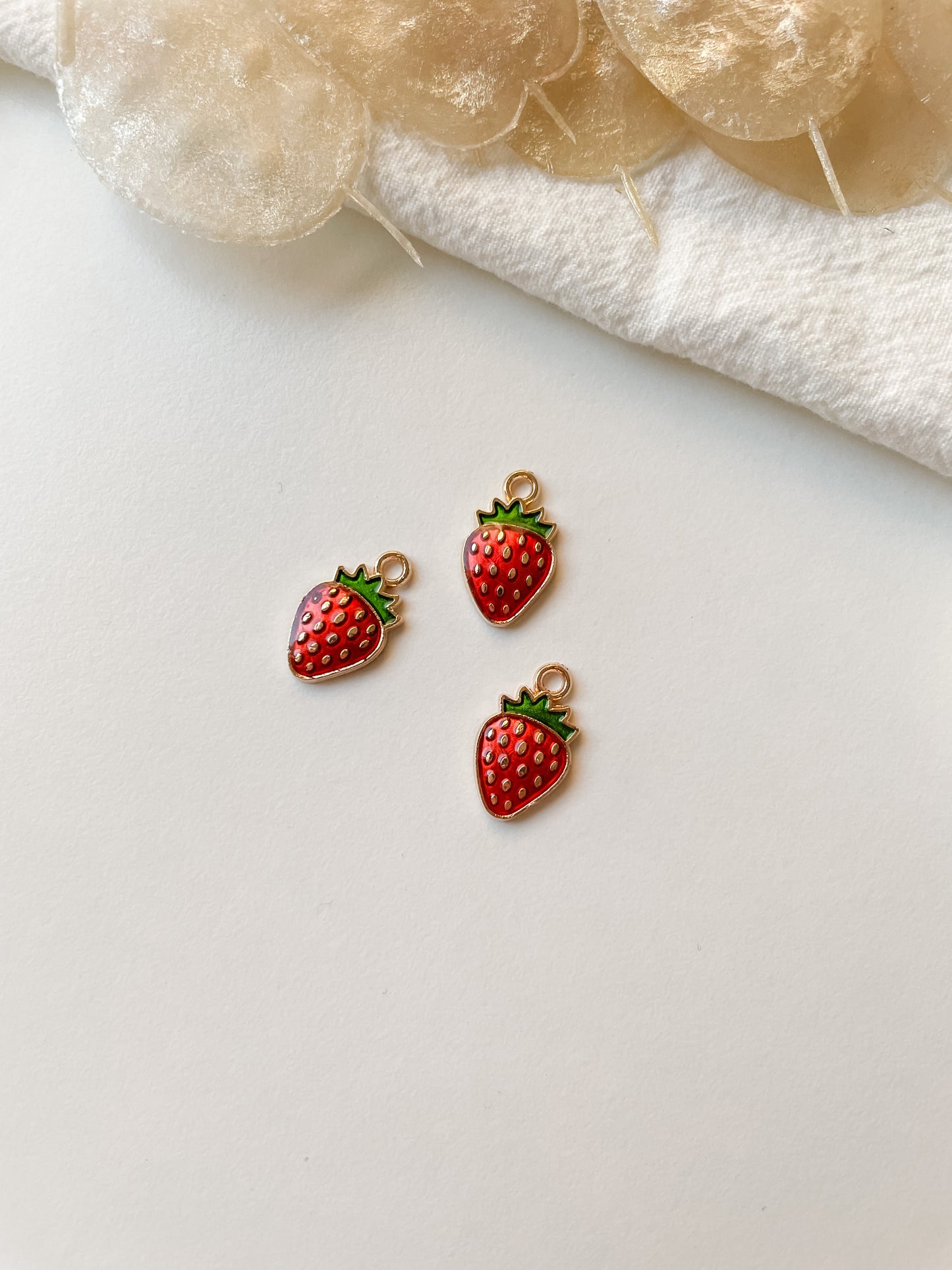 Pendant strawberry 16x10x1.5mm, 1pc