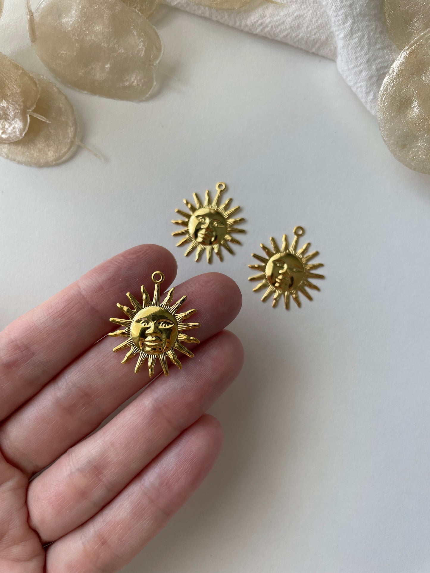 Riipus aurinko, 25x22x1mm, 1kpl