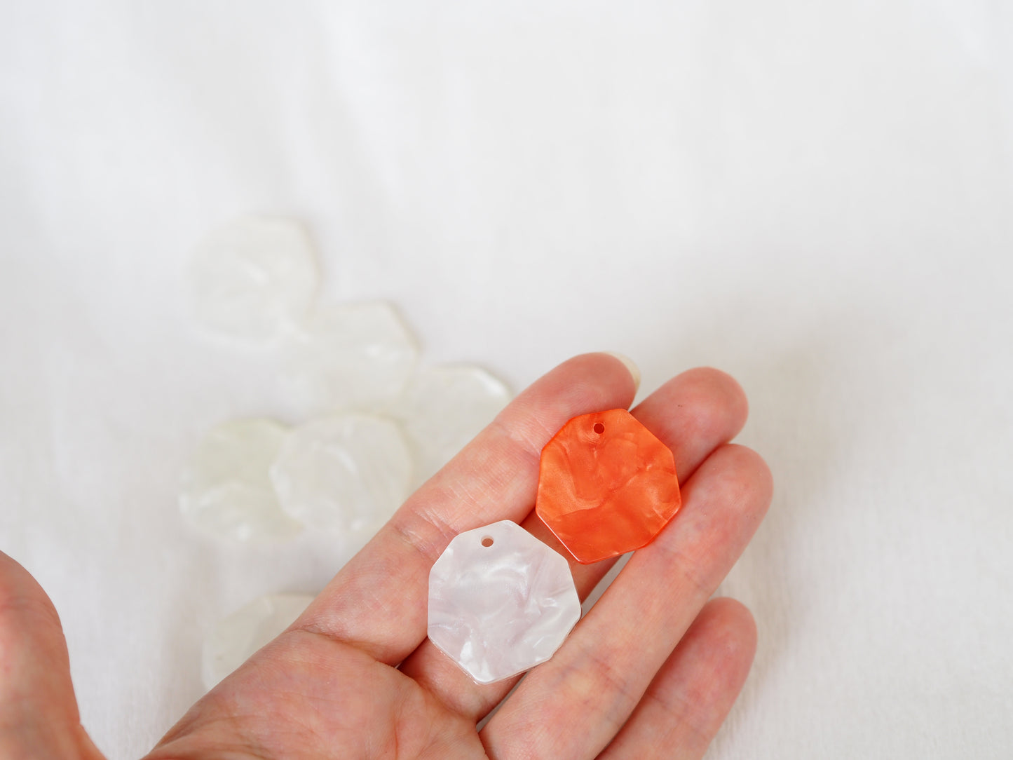 Acrylic pendant 25mm white, orange, 1pc