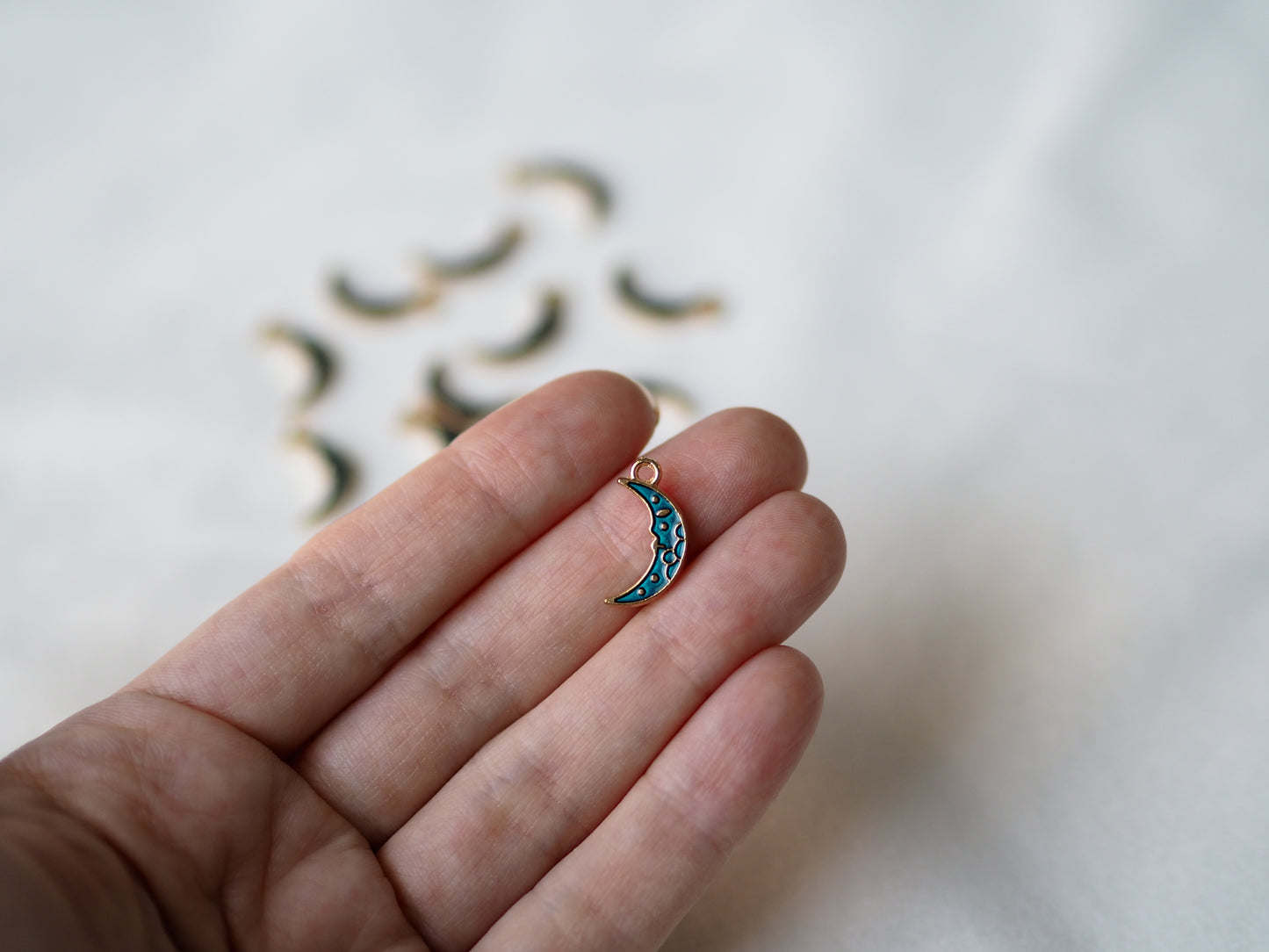 Pendant moon 17x9mm, 1pc