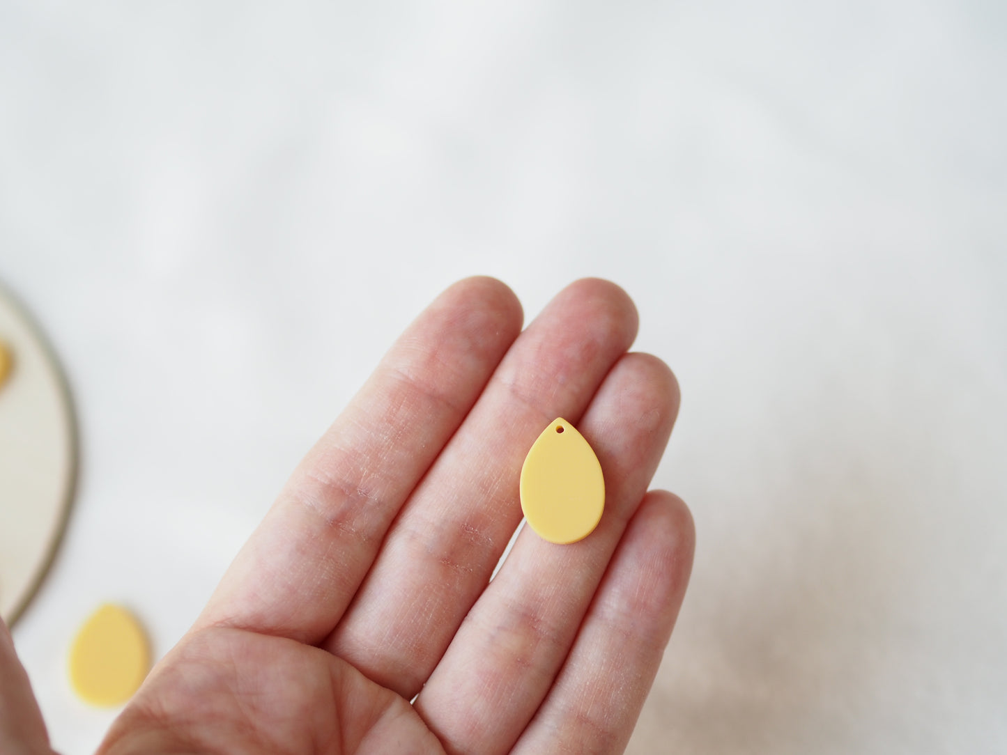 Acrylic pendant yellow 1pc