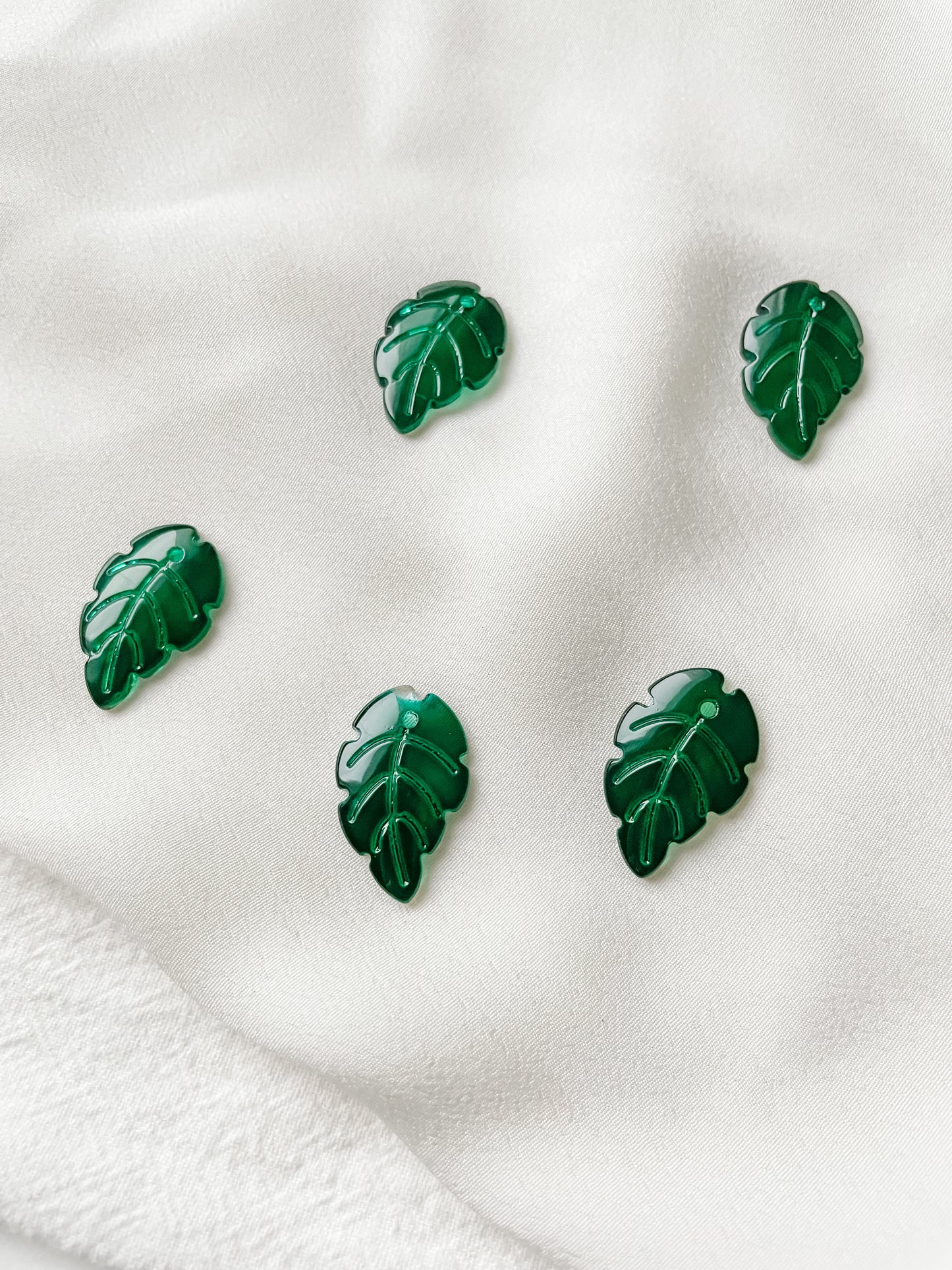 Pendant leaf green 23x15x3mm, glass, 1pc