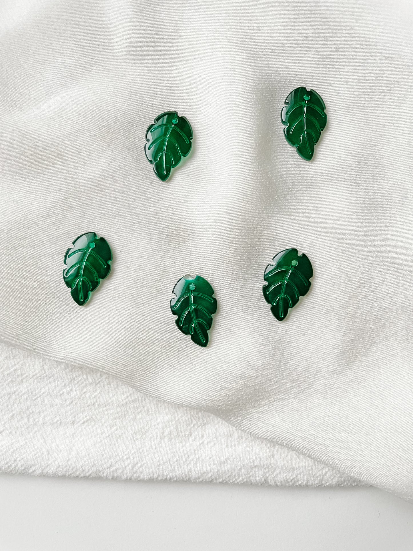 Pendant leaf green 23x15x3mm, glass, 1pc