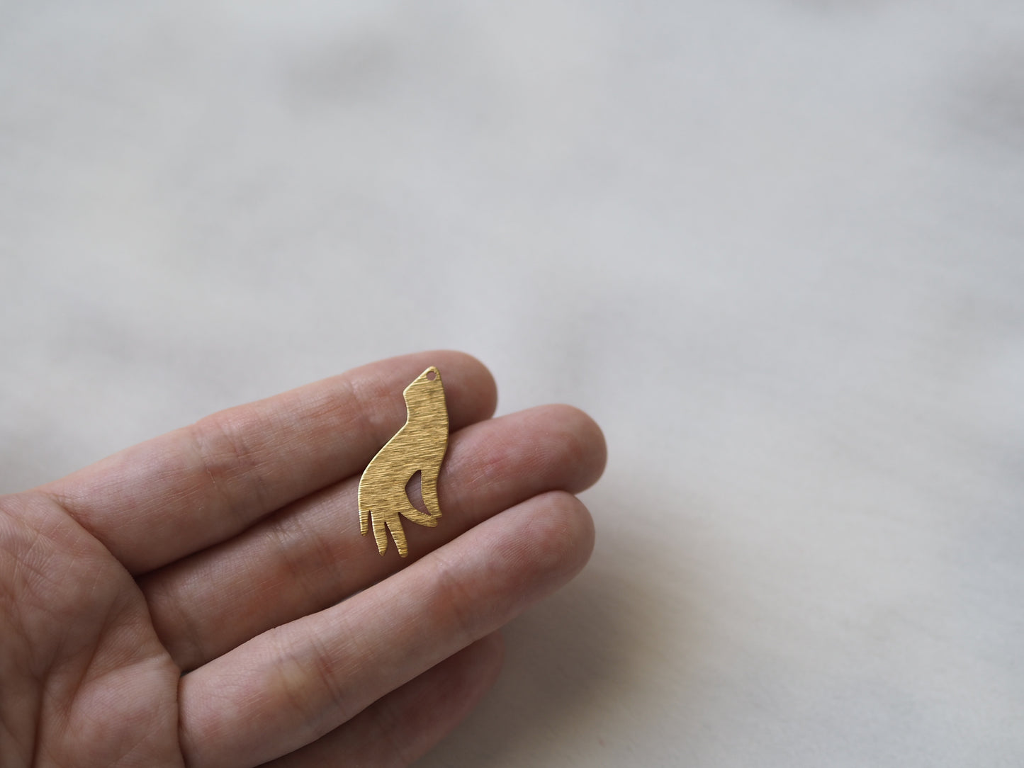 Pendant hand 29x12mm 1pc