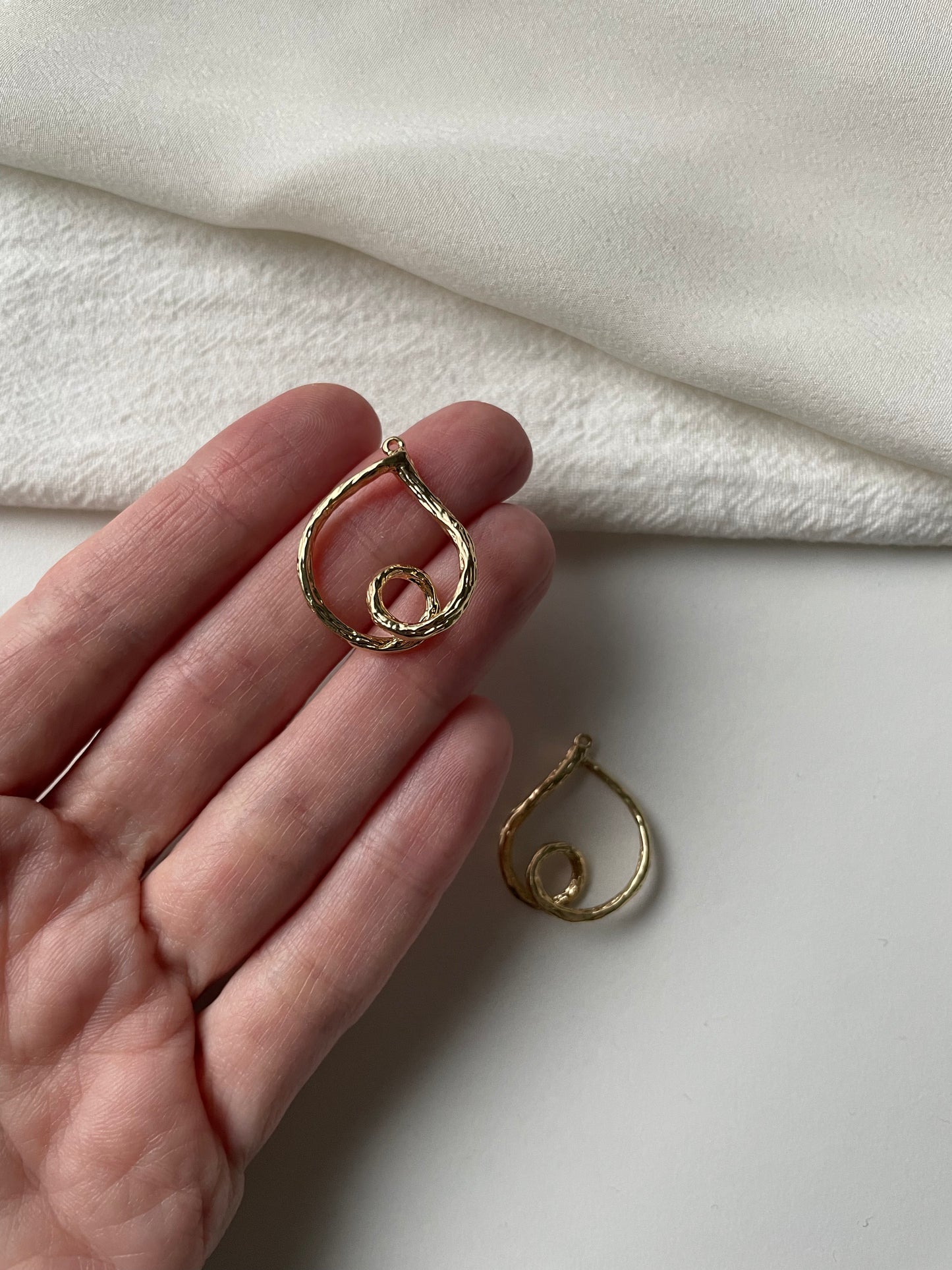 Hänge 18k guldpläterad 25x21mm 1st