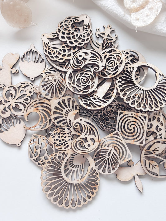 Koivuvanerista riipuksia 23paria
