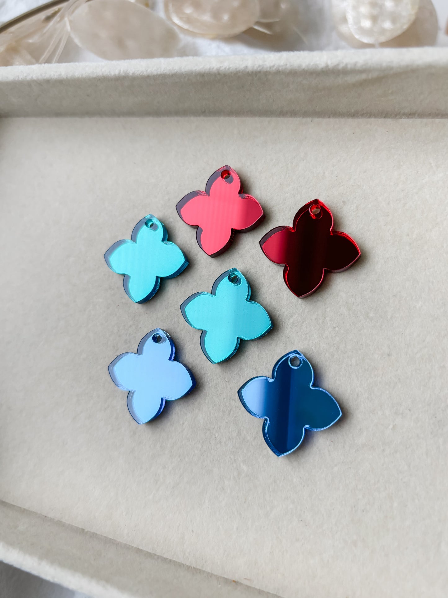 Riipus lehti 25mm, 1pari, (eri värejä)