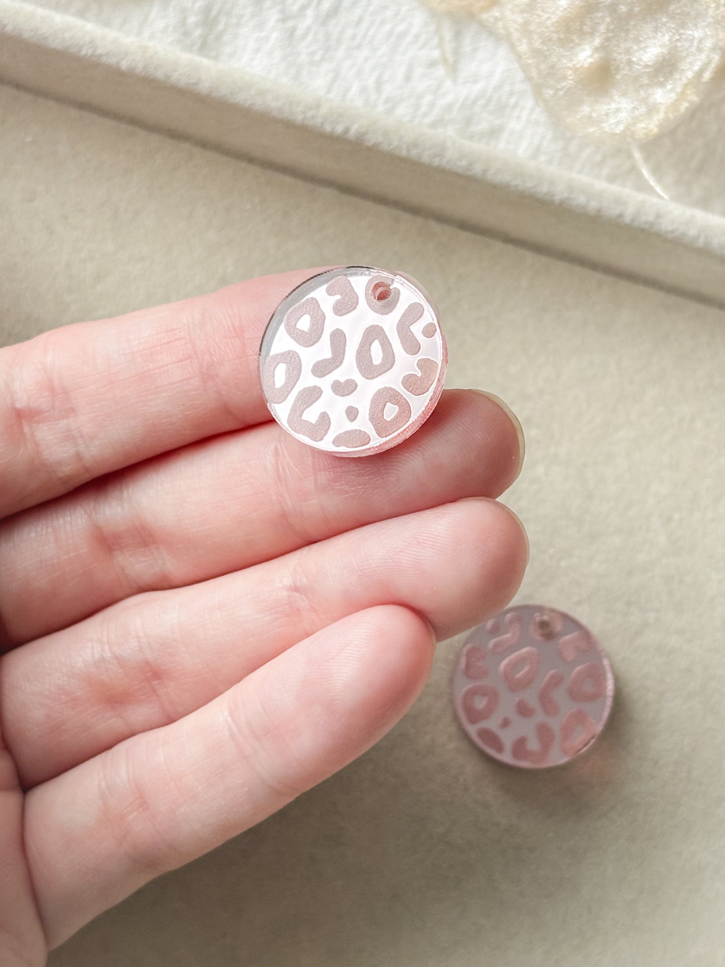 Riipus ympyrä 20mm, 1pari (eri värejä)