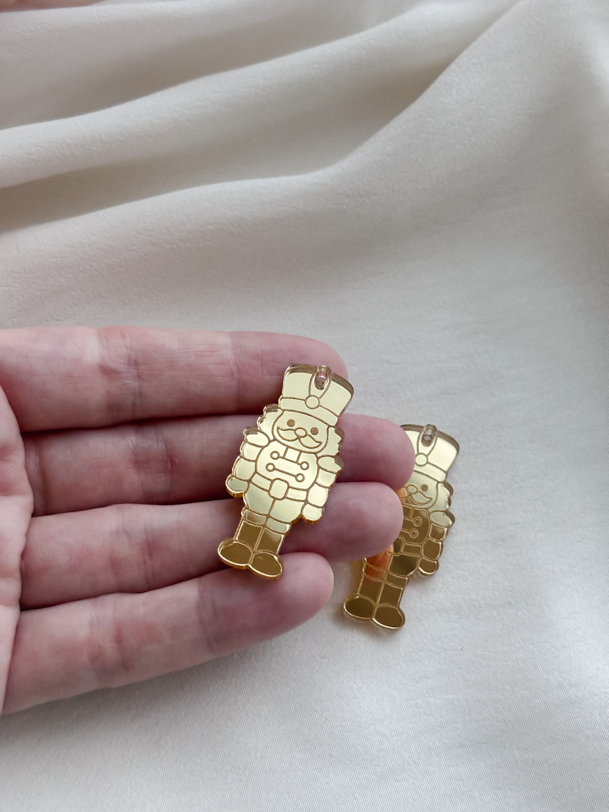Riipus pähkinänsärkijä 40mm 1pari (eri värejä)