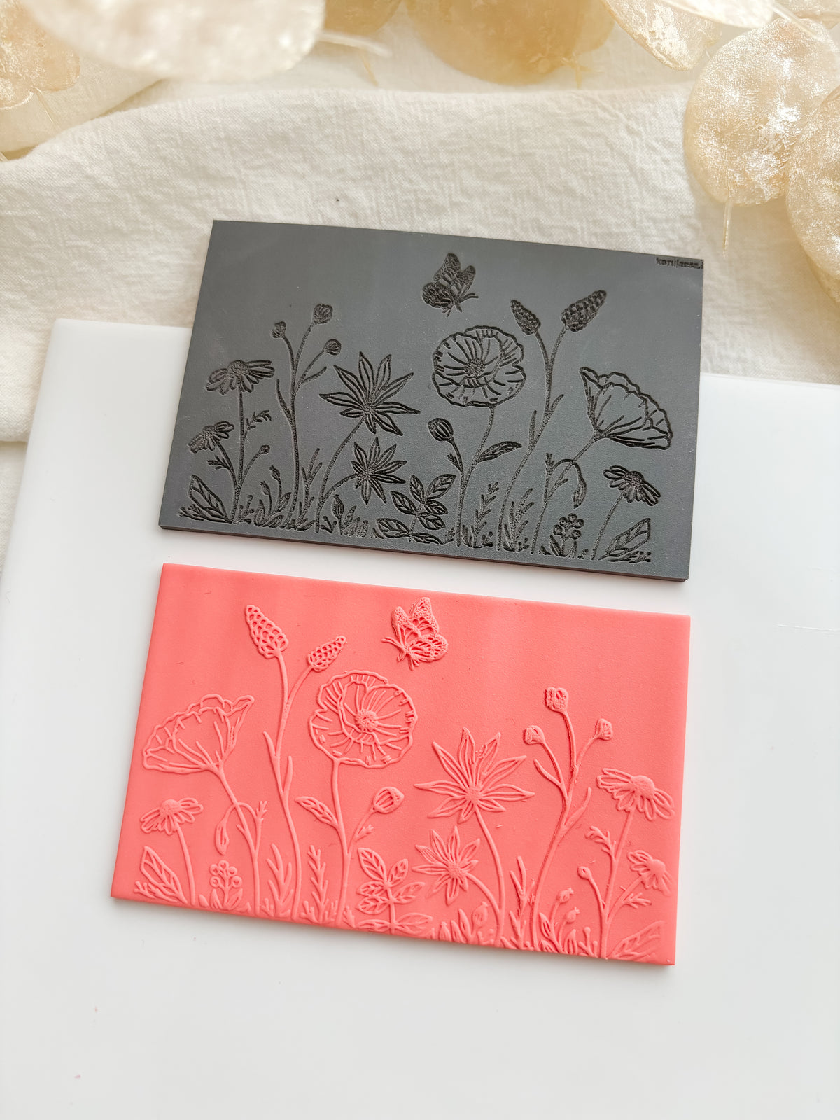 Texturerade matta blommor och fjäril 55x85mm