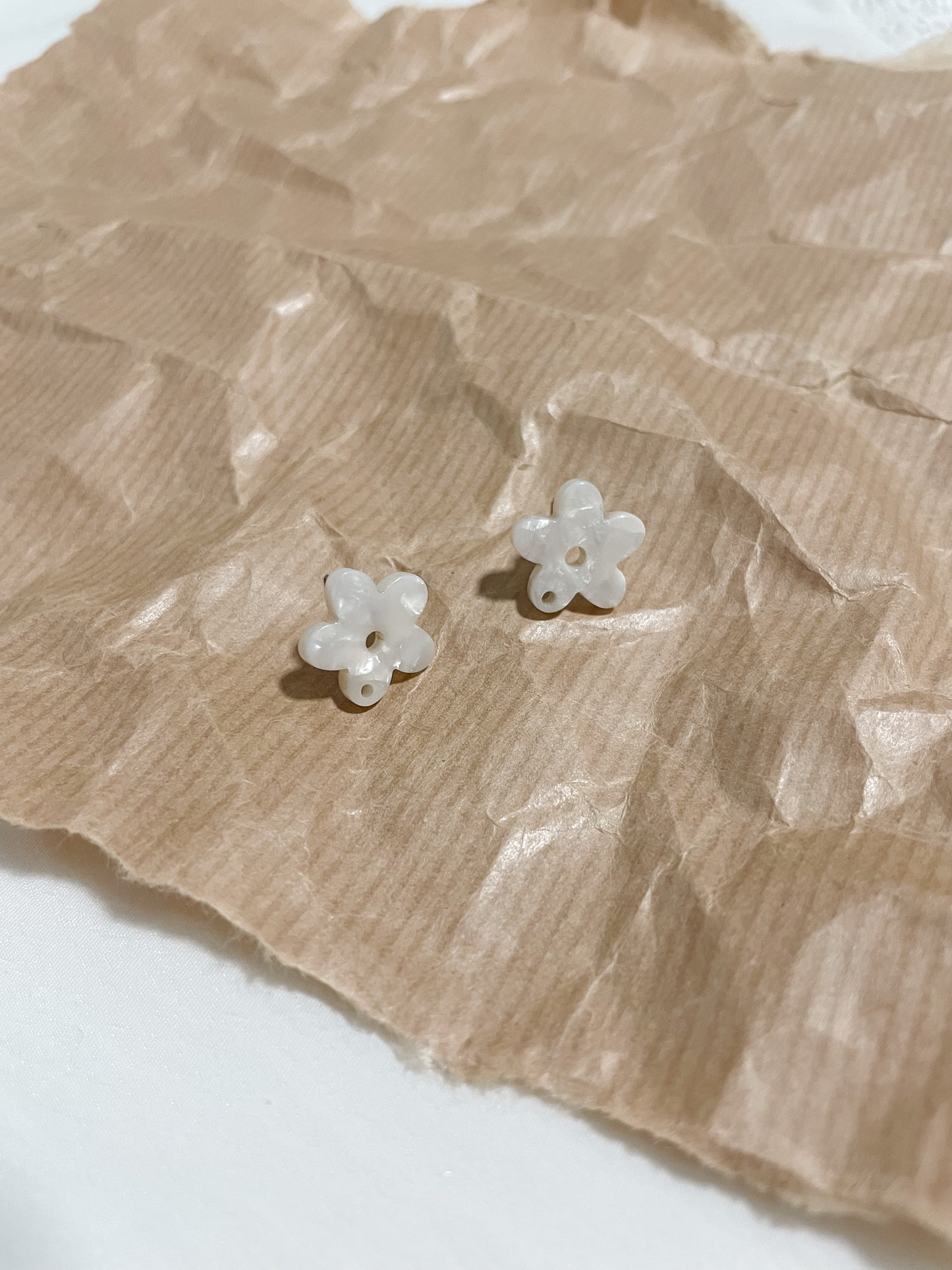 Korvakorutappi rst. 14x14mm 1pari valkoinen kukka